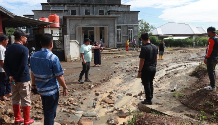 Didampingi Kadis PU, Pj Walikota Palopo Tinjau Lokasi Dampak Banjir Akibat Hujan Deras
