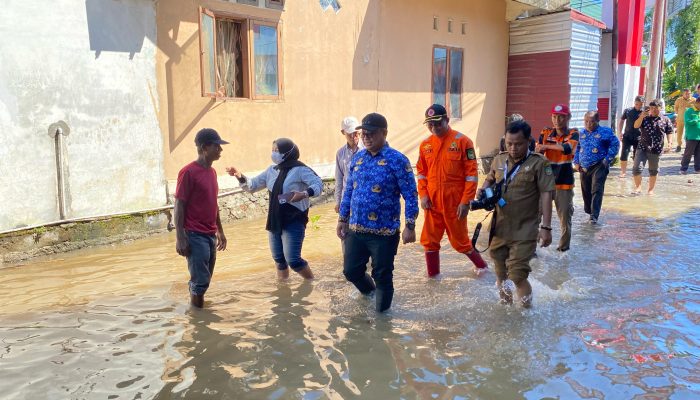Kunjungi Wilayah Terdampak Banjir, Pj Wali Kota Palopo Perintahkan Kadis PUPR Lakukan Normalisasi