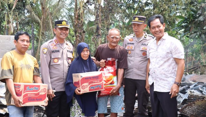 Didampingi Kasat Reskrim, Kapolres Luwu Utara Beri Bantuan kepada Lansia Korban Kebakaran