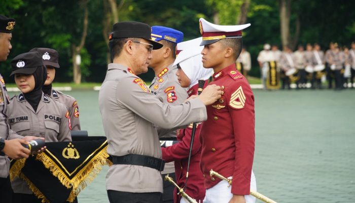 Kapolri Beri Penghargaan Pin Emas Kepada Pengasuh dan Taruna Berprestasi