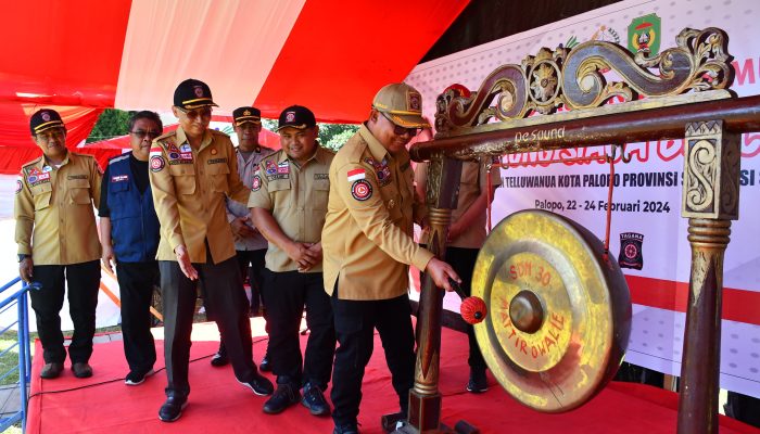 Pj Wali Kota Palopo Pukul Gong Tanda Pencanangan Kampung Siaga Bencana Kecamatan Telluwanua