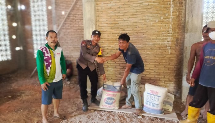 Wujud Kepedulian, Bhabinkamtibmas Polsek Bone-bone Beri Bantuan Semen Kepada Pengurus Masjid