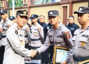 Dapat Nilai Tertinggi Kompetensi Umum Kehumasan, Kadiv Humas Polri Beri Beasiswa 6 Bintara