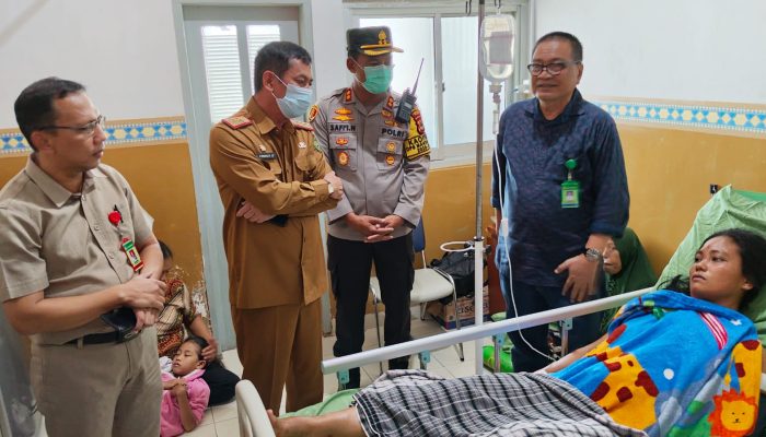 Didampingi Kasi Humas, Kapolres Palopo Besuk korban longsor yang selamat di Rumah Sakit