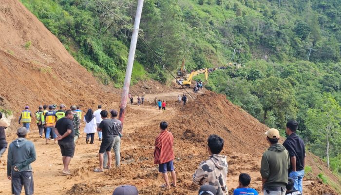 Kerahkan Lima Alat Berat, Akses Jalan Bastem Utara Kembali Normal Usai Tertutup Longsor