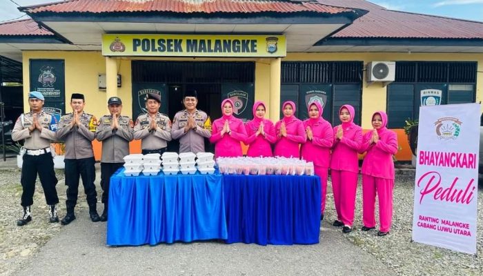Polsek dan Bhayangkari Ranting Malangke Bagi Takjil dan Makanan Kotak Secara Gratis di Puskesmas