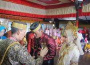 Raja Gowa Ke-38 Beri Gelar Adat Dansat Brimob Polda Sulsel Bersama Istri