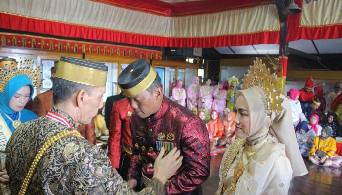 Raja Gowa Ke-38 Beri Gelar Adat Dansat Brimob Polda Sulsel Bersama Istri