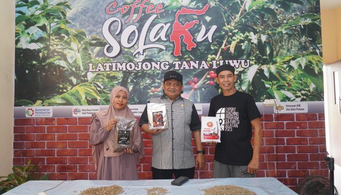Tinjau Industri Kopi Solaku di Suli, Pj Bupati Luwu Ajak Masyarakat Majukan Industri Lokal