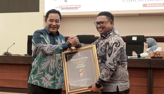 Pj Wali Kota Palopo Terima Penghargaan Adipura 2023 dari Pj Gubernur Sulsel