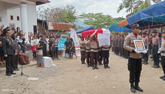 Wujud Penghormatan, Polres Luwu utara Gelar Upacara Tradisi Kepolisian Pemakaman Aipda Frengki Linting