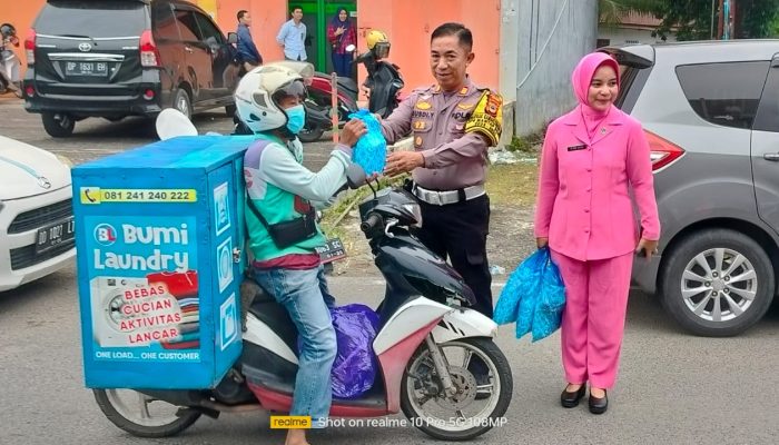 Wujud Peduli Polri, Satlantas Polres Palopo Bersama Bhayangkari Bagi Takjil Kepada Masyarakat