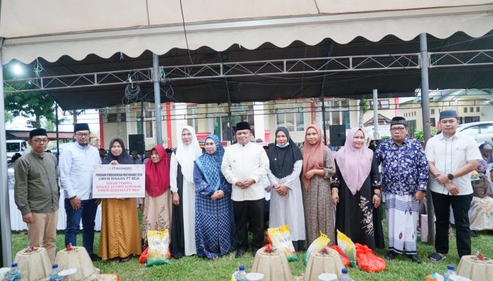 Safari Ramadan di Bajo, Pj Bupati Luwu Beri Bantuan Sembako dam Gerobak Jalan Bantuan dari PT Masmindo Dwi Area