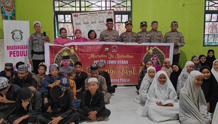 Polres Luwu Utara Silaturahmi Sekaligus Bagi Takjil kepada Santri di Ponpes DDI Masamba