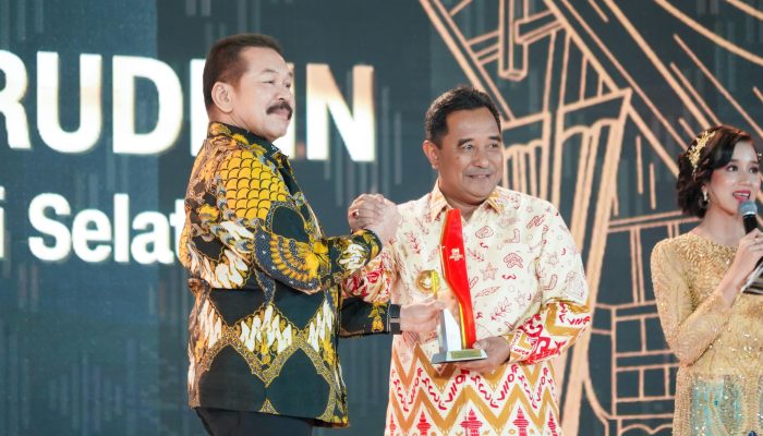 Pj Gubernur Sulsel Dinobatkan Penerima CNN Indonesia Awards 2024