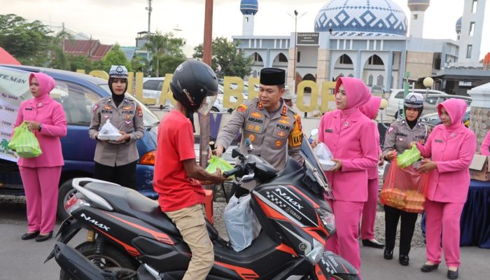 Berkah Ramadan, Polres Luwu dan Bhayangkari Ngabuburit Dengan Bagi Takjil