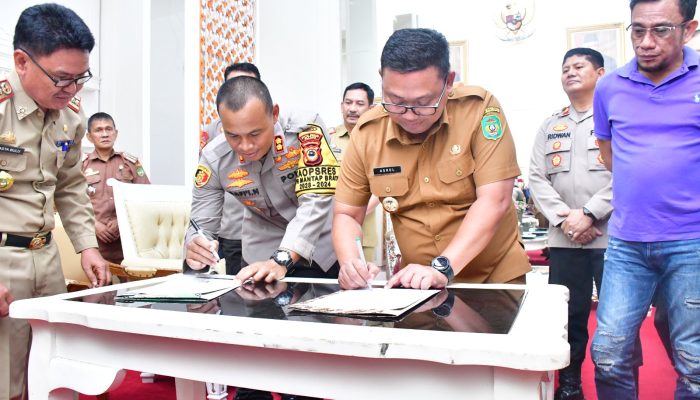 Pj. Wali Kota Palopo Bersama Kapolres Tanda Tangani NPHD Pengamanan Pilwakot 2024