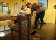 Tinjau Lokasi Banjir di Kecamatan Bone-Bone, Kapolres Luwu Utara Ikut Bantu Warga Bersihkan Sisa Banjir