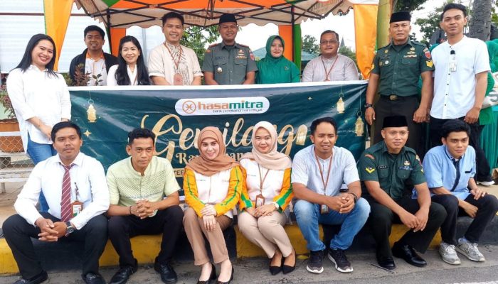 Dandim 1403/Palopo Bersama Persit Kartika Chandra Kirana Cabang XXXVIII Bagi Takjil Kepada Warga