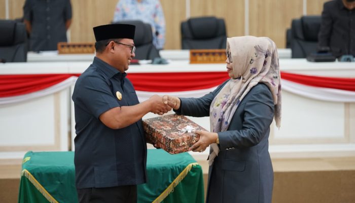 Rapat Paripurna Ke-15, Pj Wali Kota Palopo Serahkan LKPj Tahun Anggaran 2023 Ke Ketua DPRD