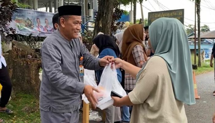 Direktur Perumda TM Palopo Bersama Karyawan Bagi Paket Buka Puasa Kepada Warga