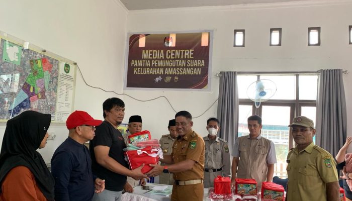 Balai Sentra Wirajaya Kemensos RI Sulsel Serahkan Bantuan Kepada Korban Terdampak Banjir di Palopo