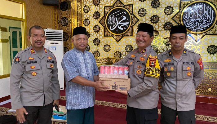 Wujud Peduli, Polres Palopo Beri Paket THR kepada Guru dan Imam Masjid