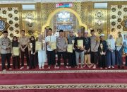 Polres Palopo Serahkan Hadiah dan Uang Pembinaan Kepada Pemenang Lomba Tadarus dan Ceramah