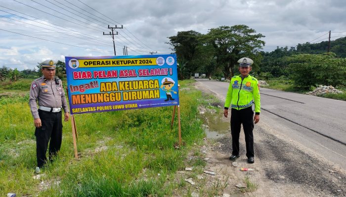 Tingkatkan Keselamatan Lalu Lintas, Sat Lantas Polres Luwu Utara pasang baliho Imbauan Dititik Rawan