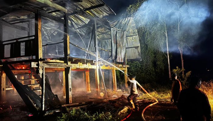 Polisi Lakukan Penyelidikan Penyebab Rumah Adat Tomakaka Masamba Banua Katokkoan Ludes Terbakar