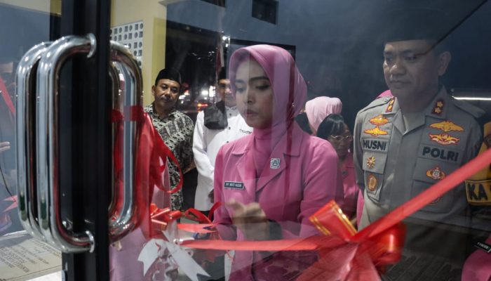 Didampingi Istrinya, Kapolres Luwu Utara Resmikan Mushola Nurul Barokah Presisi Polsek Bone-Bone