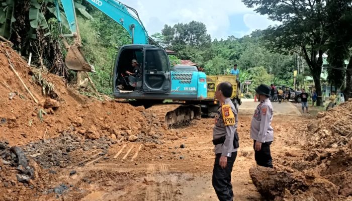 Cegah Kemacetan, Polres Tana Toraja Lakukan Rekayasa Arus Lalu Lintas dan Pembersihan Materil Longsor