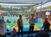 Beri Rasa Aman Pengunjung, Bhabinkamtibmas Polsek Bone-Bone Lakukan Patroli di Objek Wisata AMT Water Park