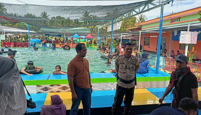 Beri Rasa Aman Pengunjung, Bhabinkamtibmas Polsek Bone-Bone Lakukan Patroli di Objek Wisata AMT Water Park