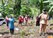 Hari Bumi ke-54 tahun, Pj. Wali Kota Bersama Pj. Ketua TP PKK Palopo Lakukan Penanaman Pohon