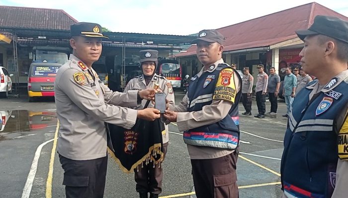 Kapolres Palopo Beri 23 Handphone Dinas Kepada Bhabinkamtibmas, Ini Tujuannya
