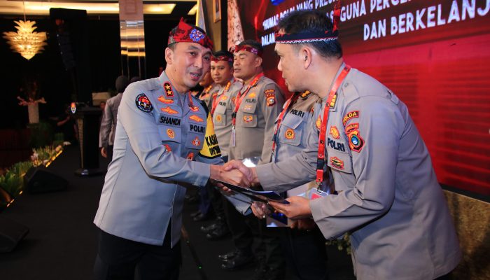 Kadiv Humas Polri Beri Penghargaan ke 7 Anggota dengan Nilai Sertifikasi Kompetensi Umum Terbaik