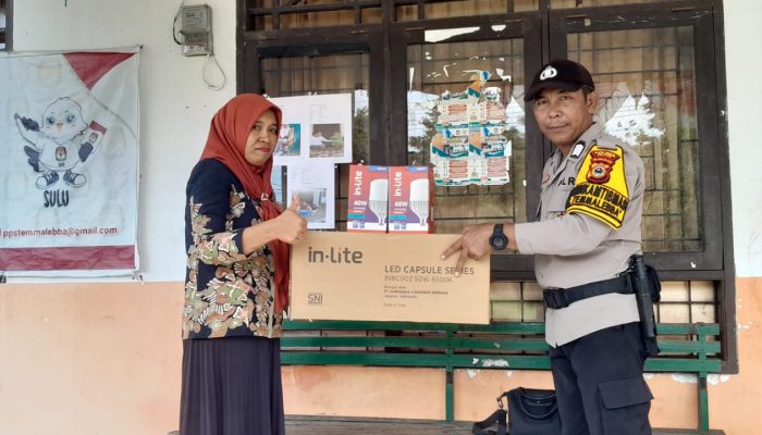 Wujudkan Keluhan Warga, Polsek Wara Utara Bagikan dan Pasang Lampu Jalan di Kelurahan Temmalebba