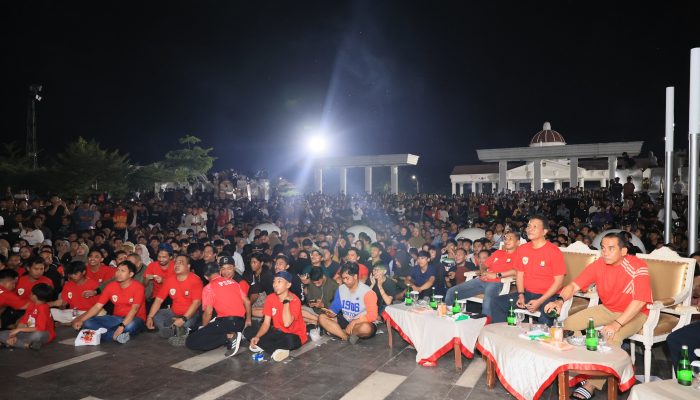 Kapolda Sulsel Bersama Masyarakat Kota Palopo Nobar Timnas U23