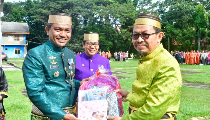 Diterima Kadisdik Luwu Utara, Kapolres Serahkan 200 Paket Bantuan Pelajar di 3 Wilayah Pegunungan