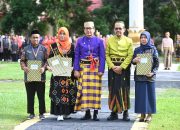 Wakil Bupati Luwu Utara Serahkan Penghargaan Kepada 45 Guru di Hardiknas