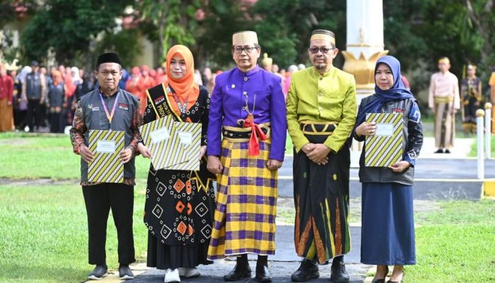 Wakil Bupati Luwu Utara Serahkan Penghargaan Kepada 45 Guru di Hardiknas