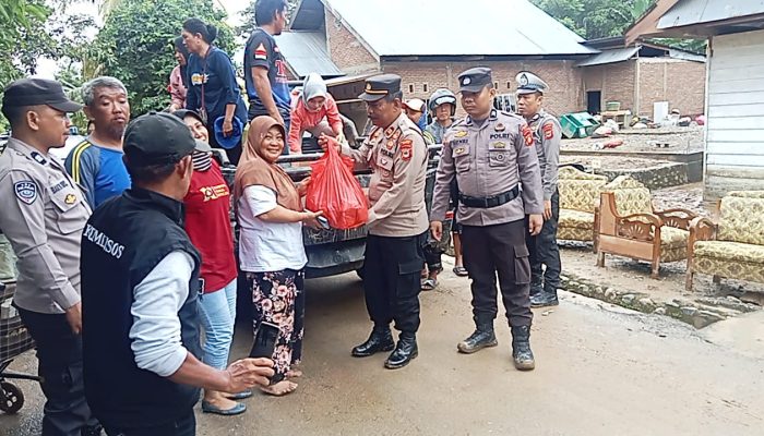 Peduli Korban Banjir di Luwu, Polri Distribusikan Bantuan Logistik dan Buat Dapur Umum