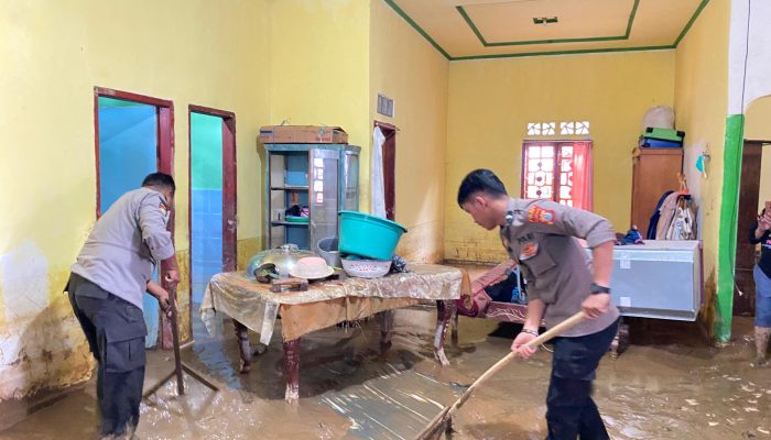 Polisi Bantu Bersihkan Rumah Warga Terdampak Banjir Di Luwu, Tak Ketinggalan, Bhayangkari juga Bagi Bantuan