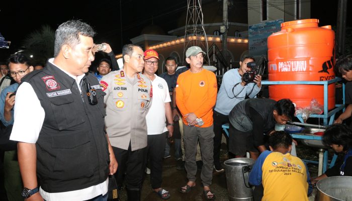 Hingga Malam, Pj. Wali Kota Palopo Dampingi Pj. Gubernur Sulsel Beri Bantuan Terhadap Korban Bencana Alam di Luwu