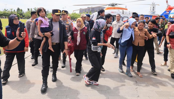 Saat Salurkan Bantuan Via Udara Di Luwu, Kapolda Sulsel Berhasil Evakuasi Ibu Hamil 9 Bulan