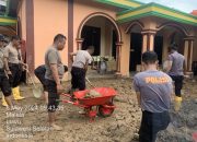 Personil Polres Palopo Didampingi Danton BKO Penanggulangan Bencana Lakukan Pembersihan di Lokasi Banjir