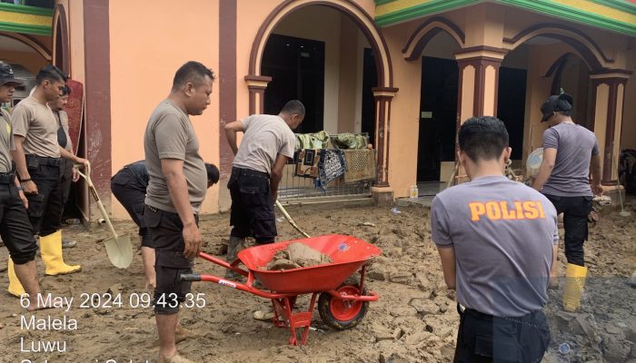 Personil Polres Palopo Didampingi Danton BKO Penanggulangan Bencana Lakukan Pembersihan di Lokasi Banjir