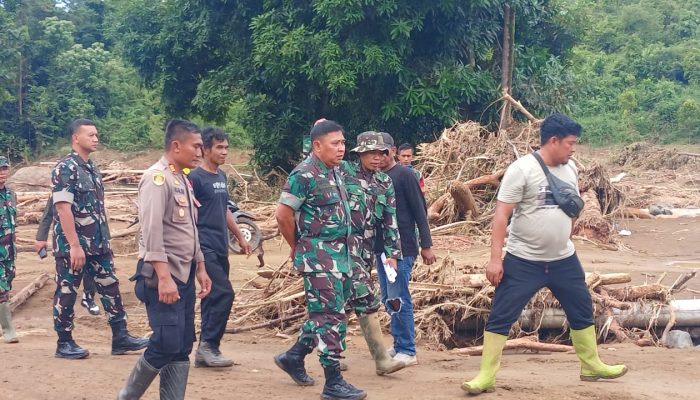 Pangdam XIV/Hasanuddin Tinjau Pendistribusian Bantuan ke Wilayah Terisolir di Luwu Akibat Longsor