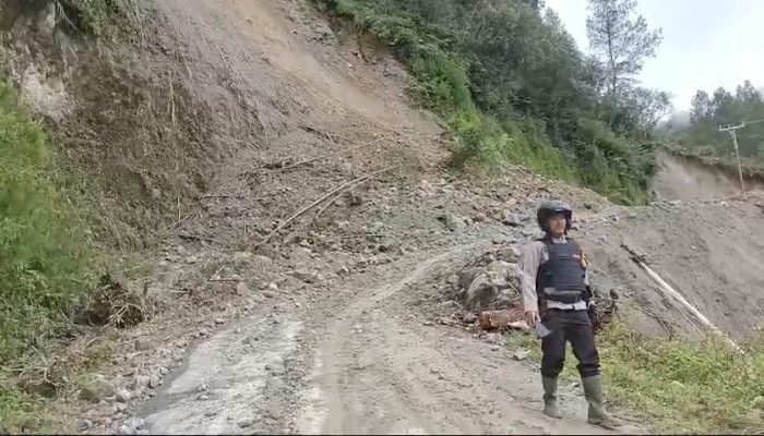 Kapolsek Rongkong Bersama Personel Lakukan Patroli Sambang di tempat Terjadinya Tanah Longsor di Rinding Allo